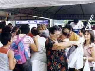  Ningu�m se entendia no Mini-Bazar, entre as pra�as Tomaz Salustino e Cristo Rei.... Foto Rog�rio Torquato, julho/2004 
