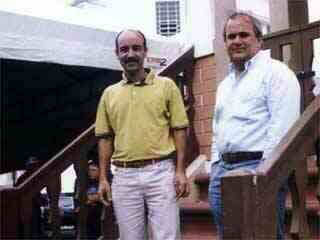  O com�rcio comemora at� agora, que o digam Max Rosan (CDL, esquerda) e Francisco Severiano (Sind. Com�rcio de C. Novos, direita). Foto Rog�rio Torquato, julho/2004 