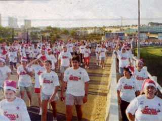  Cerca de 10 mil pessoas participaram da Corrida & Caminhada Natalina em 1999. Foto Rog�rio Torquato/Di�rio de Natal, dezembro/1999 