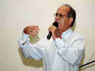 Hudson Brand�o, secret�rio de Educa��o, em meio � 