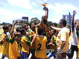 Equipe de futebol mirim da E E Herm�genes Nogueira (Mossor�). Foto Arquivo RTBlau, setembro/2002 