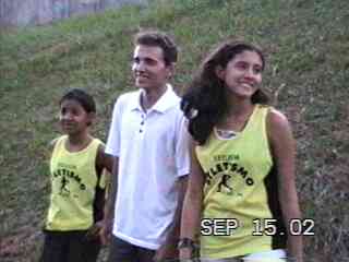 Estr�ia da E E Dr. Jos� Gon�alves no atletismo dos JERNs - Anne Heloyse, Anderson Dantas (t�cnico) e B�rbara Dantas. Foto Arquivo RTBlau, setembro/2002 
