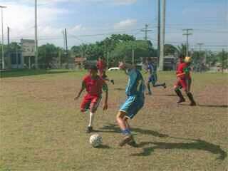 Equipes de futebol society dos col�gios Andorinha e Evolu��o. Foto Arquivo RTBlau, junho/2004 (original de Rog�rio Torquato/DN) 