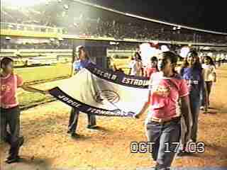 Desfile de abertura dos JERNs 2003 no Est�dio Machad�o: E E Jorge Fernandes. Foto Arquivo RTBlau, outubro/2003 