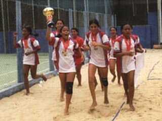 Equipe de beach handball do Encanto. Foto Arquivo RTBlau, outubro/2004 (original de Frankie Marcone/DN) 