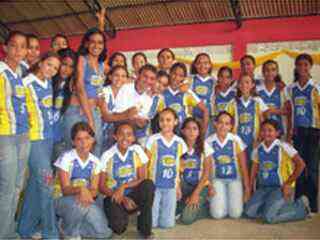 Equipe de v�lei da E E Walter Pereira. Foto Arquivo RTBlau, julho/2004 (original de Rog�rio Torquato/DN) 