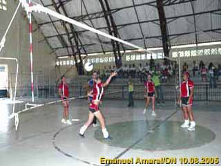 A equipe de v�lei juvenil feminino do Atheneu esperou e esperou o adversd�rio Churchill, mas.... Foto Emanuel Amaral/DN 