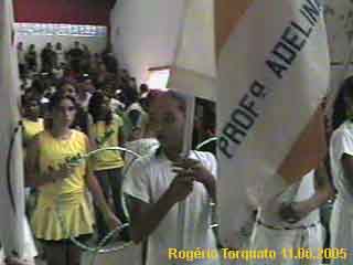 Porta-bandeira da E M Adelina Fernandes. Foto - 