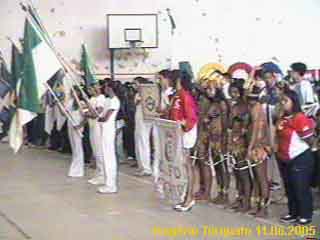 Durante o Hino Nacional (vis�veis o CESA, vice-campe�o do desfile, na centro-esquerda, e o Encanto, campe�o, centro-direita). Foto - 