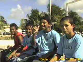 Torcida da E E Dom Jos� Adelino Dantas na arena do Centro Desportivo do Conjunto Santar�m. Foto - 