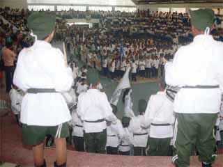 S� para lembrar: ano passado, quase todas as escolas apareceram no Pal�cio dos Esportes para a abertura dos JEMs (em primeiro plano, banda marcial da E M Ferreira Itajub�). Foto Arquivo RTBlau (original de Rog�rio Torquato/DN, setembro/2004) 
