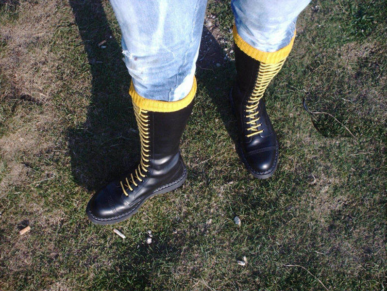20 Hole rangers with yellow laces and socks