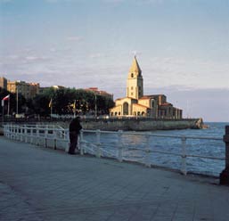 Playa de San Lorenzo con la iglesia de San Pedro al fondo