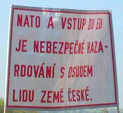  soudruzi jsou vlastenci ka- 
 �d�m coulem... jenom kdyby 
 ta �e�tina nebyla tak t�k�! 
 
 (komunist� na 1. m�je 2001) 
