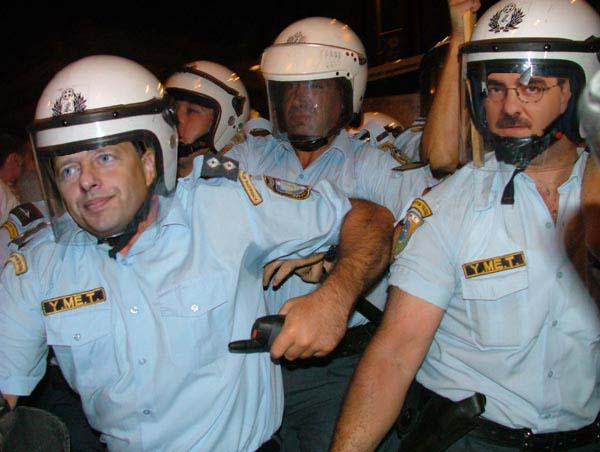 ...Ale ty kluci nebyli cvi�en�, aby n�koho ml�tili. Ti byli cvi�en� na to, aby vytla�ovali...