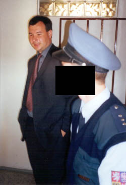  Bol�evick� inkvizice pokra�uje 
 25.-28. �ervence 2005
 u OS P�erov
 Podpo�te DEMOKRACII
 a Vladim�ra Hu��na
 Va�� p��tomnost� v soudn� budov� 

 CHCEME VE�EJN� PROCES! 
