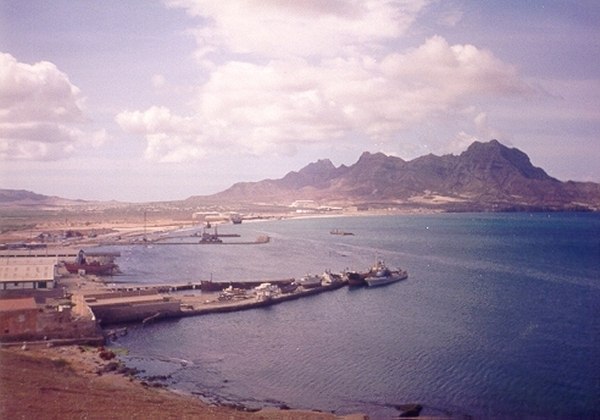 Constru��o do Cais de Pesca � esquerda e o lindo mar da Baia projectando o Monte de Cara
