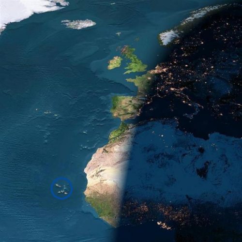 Ilhas de Cabo Verde no Atl�ntico Centre-Este (Ver bola azul). Foto: NASA.