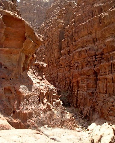 Going through the Rakebat Canyon
