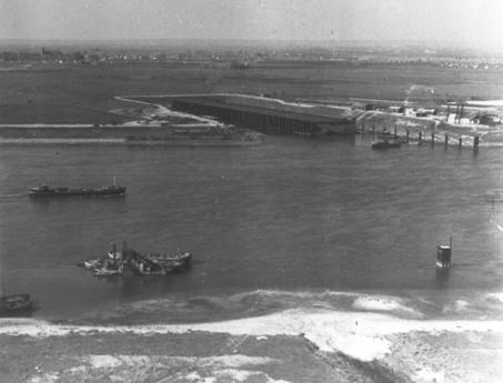 caissonhaven in de Waal vlak voor de steenfabriek