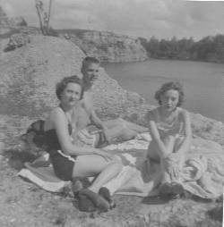 Frances Huff with sister Margie and Charlie Strecker at Kenneth