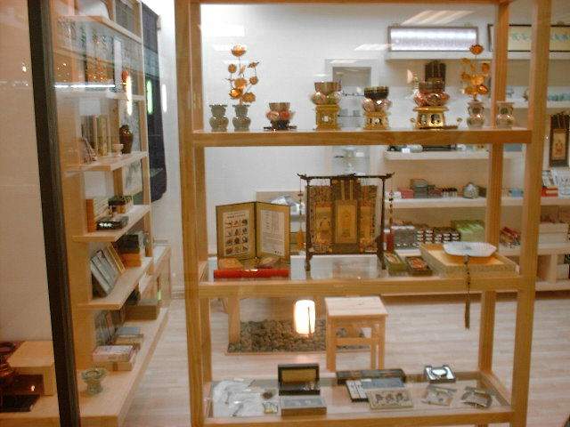 shop4.jpg (48196 bytes)