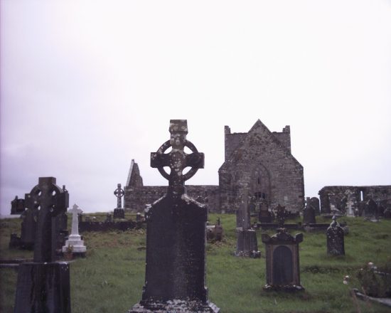 la croce celtica in una vecchio cimitero...celtic cross in an old cemetary