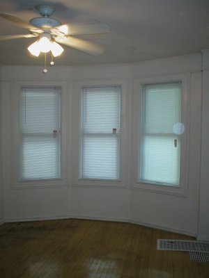 Spacious Livingroom with lots of windows!