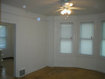 Spacious Livingroom with lots of windows!