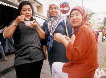 lepas tgk Has berinai... we all pi Pulau Pinang... ni acara makan cendol setelah lotih memboli asam jeruk...penuh satu bonet kete Jedah.... heh heh heh...si Cikgu tu yg paling tonat eh memboli...