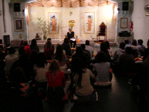 Leonardo en una charla en el Centro Sai de Uriarte, en Buenos Aires.