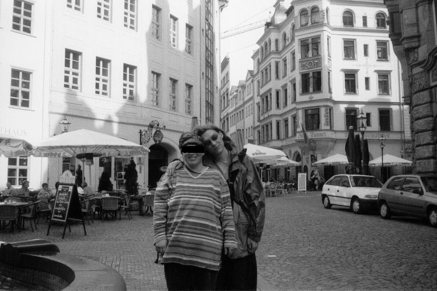 Meine Partnerin und ich vorm Kaffeebaum