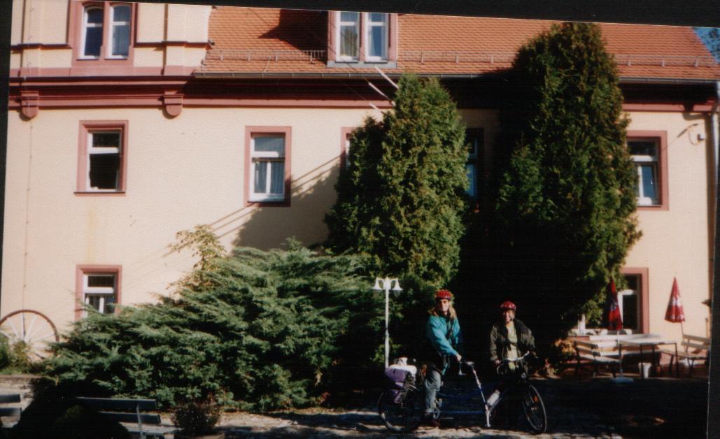 wir vor der Jugendherberge Bad Sulza