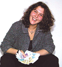 Lustige Frau pr�senteirt Geld