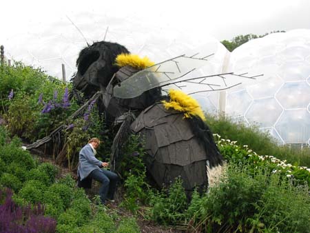 070_giantbee