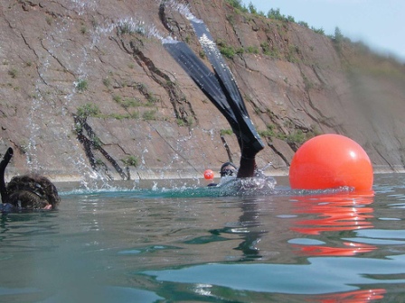 freediver duck dives