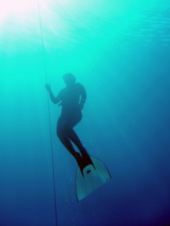 sam kirby freediving in Dahab with a monofin