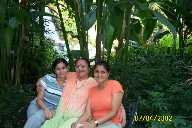 Ekta_Mummy_Ami_OpryLand.jpg
