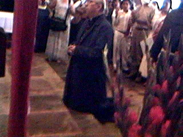 a los pies del altar