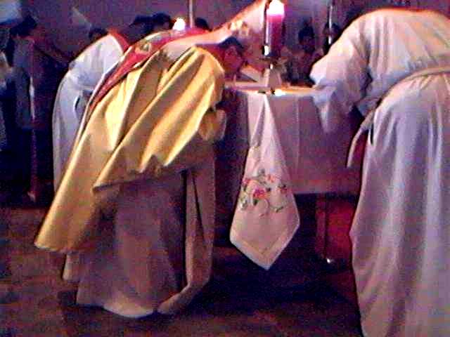besando el altar