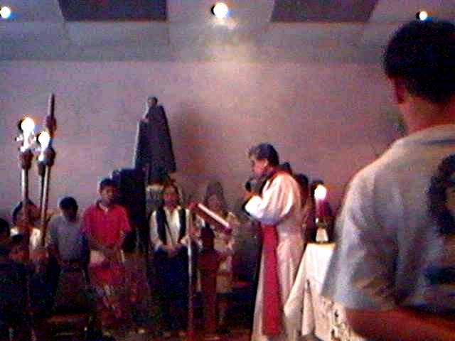 lectura del santo evangelio. Lee el padre provincial