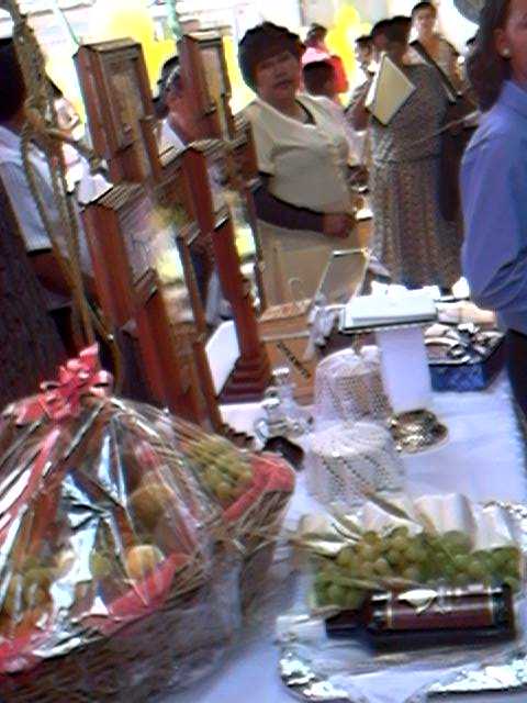 Todos los grupos parroquiales ofrecieron regalos al Sr. Arzobispo