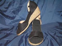 code G ribbon sandal