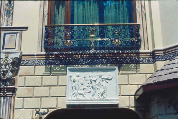 facade1.jpg (174188 bytes)