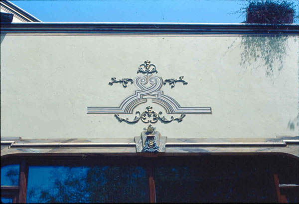 facade2.jpg (112732 bytes)