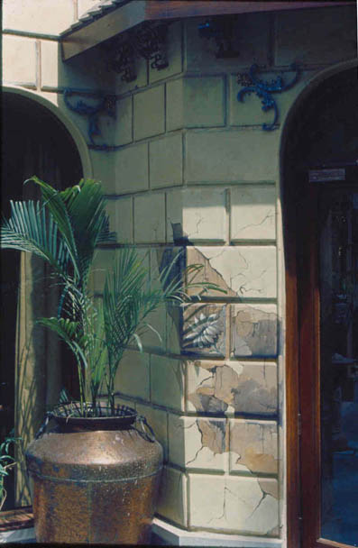 facade4.jpg (126206 bytes)