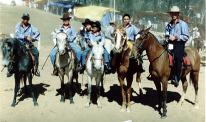 participantes da prociss&atilde;o a cavalo