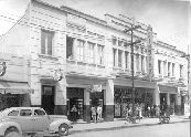 Foto externa da fachada do Cine Max, em 1948.