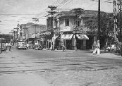 Avenida Francisco Matarazzo, cruzando a passagem de nível da Estrada de Ferro, em 1958.