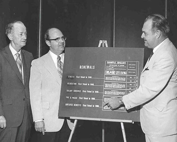 Mayor Clyde Fant, former Mayor James C. Gardner and former Mayor Calhoun Allen